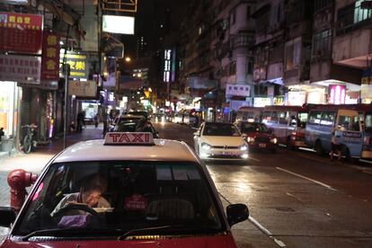 Un taxista se toma un descanso para cenar, cerca del mercado nocturno de Temple Street en Hong Kong, el 2 de septiembre de 2019.