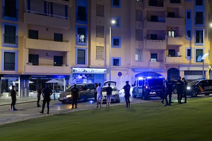 Policías desplegados en un control en Marbella. Cada agente ejerce una función especializada, que suele ser la misma cada día.