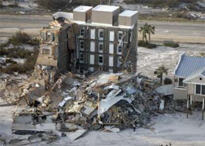 Edificios como este de Pensacola Beach, en Florida, han quedado así tras el paso de Iván.
