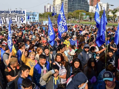 Movimientos sociales marchan por Buenos Aires como parte de una jornada nacioal de protesta contra el gobierno de Mauricio Macri.