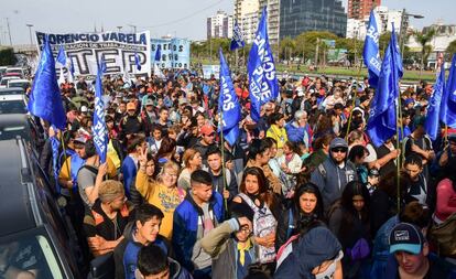 Movimientos sociales marchan por Buenos Aires como parte de una jornada nacioal de protesta contra el gobierno de Mauricio Macri.