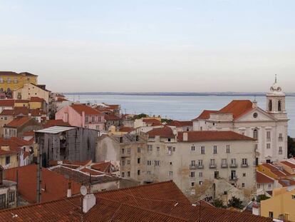 Vistas de Lisboa desde el Mirador de Santa Luzia, Portugal. 