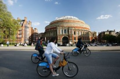 Tres turistas en bici ante el Royal Albert Hall, en Londres.