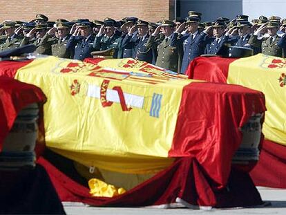 Funeral por los militares fallecidos en el accidente del Yak-42 celebrado en la base aérea de Torrejón.