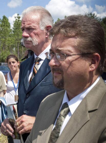 Wayne Sapp, en primer término, junto a Terry Jones, el pasado 10 de septiembre en Florida, en la rueda de prensa donde anunciaron que no iban a quemar ejemplares del Corán.