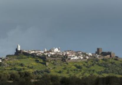 Cielo de tormenta sobre el pueblo portugués de Monsaraz.