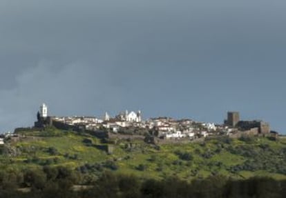 Cielo de tormenta sobre el pueblo portugués de Monsaraz.