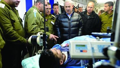 Benjamín Netanyahu visita en febrero un hospital israelí en que se trata a pacientes sirios.