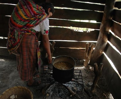 María Rosa madruga para preparar el maíz y vender luego tortillas.