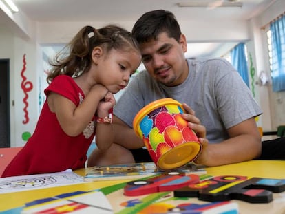 Un padre juega con su hija en un centro educativo en Paraguay.