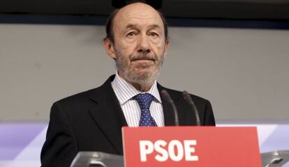 Alfredo P&eacute;rez Rubalcaba, durante su intervenci&oacute;n ante los medios. 