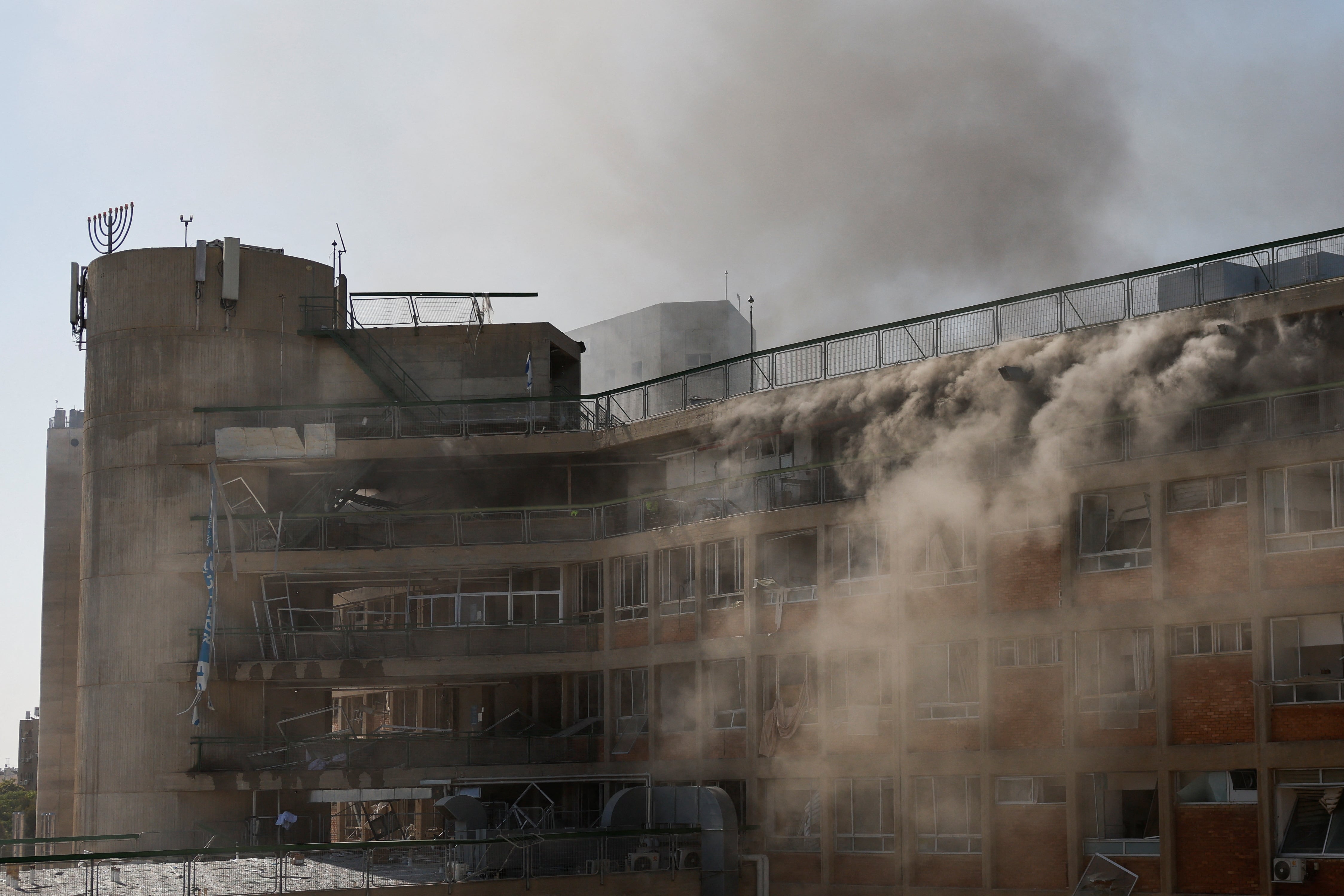 Última hora del conflicto en Oriente Próximo, en directo | Irán golpea uno de los principales hospitales de Israel en uno de los ataques más intensos desde el viernes