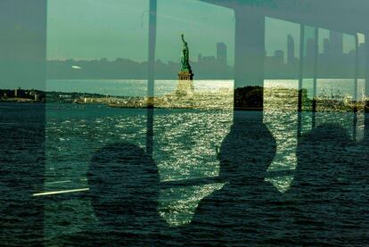 Pasajeros de un ferry pasan por delante de la estatua de la Libertad durante la celebración del Día de la Constitución estadounidense, en Nueva York, el 17 de septiembre de 2022.