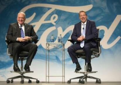 Bill Ford (derecha) junto a Jim Hackett en la presentación de este último como nuevo consejero delegado.