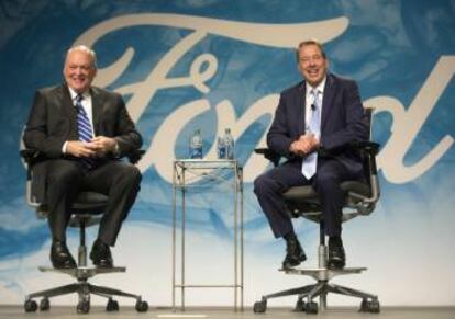 Bill Ford (derecha) junto a Jim Hackett en la presentaci&oacute;n de este &uacute;ltimo como nuevo consejero delegado. 