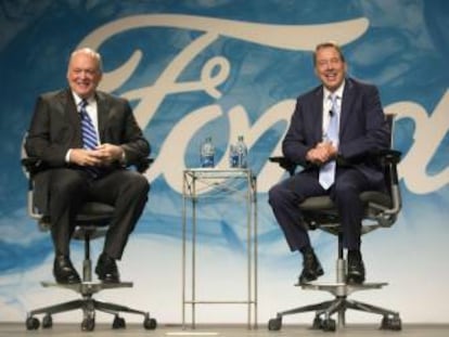 Bill Ford (derecha) junto a Jim Hackett en la presentaci&oacute;n de este &uacute;ltimo como nuevo consejero delegado. 