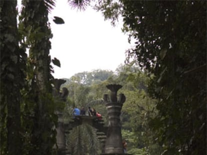 Una de las caprichosas construcciones, con escaleras y plataformas que miran a la selva, en Xilitla (México).