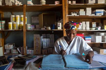 Una enfermera trabaja en el almacn de medicamentos en un centro de salud apoyado por Mdicos Sin Fronteras (MSF) en Bukama, Masisi, Kivu del Norte, 8 de febrero de 2017.