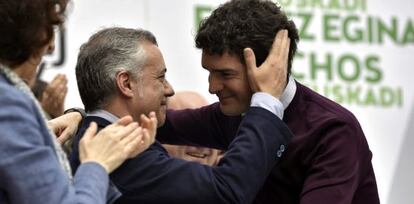 Urkullu saluda al candidato Unai Rementeria este domingo en el acto electoral celebrado por el PNV en Durango.