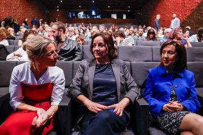 La vicepresidenta segunda del Gobierno en funciones, Yolanda Díaz, la directora de EL PAÍS, Pepa Bueno, y la ministra de Defensa en funciones, Margarita Robles, al inicio del evento sobre infancia que organiza EL PAÍS con UNICEF España: ‘Aquí no se juega: historias de niños y niñas’, en el CaixaFórum, este domingo en Madrid.