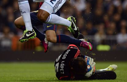 Diego López atrapa el balón.