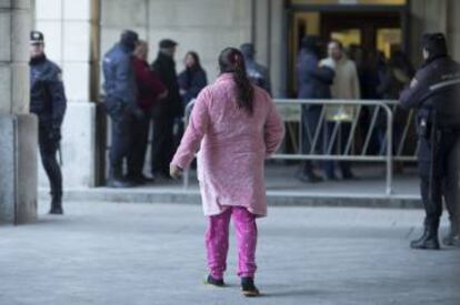 Una señora con bata y pijama, en la Audiencia de Sevilla.