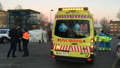 Equipo de emergencias frente al lugar donde ha fallecido un hombre de 69 años en Getafe.