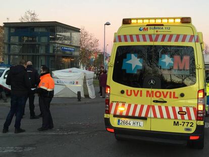 Equipo de emergencias frente al lugar donde ha fallecido un hombre de 69 a&ntilde;os en Getafe. 