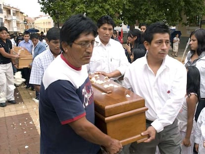 Familiares y amigos de los dos niños fallecidos trasladan sus féretros a una iglesia de Quintanar del Rey.