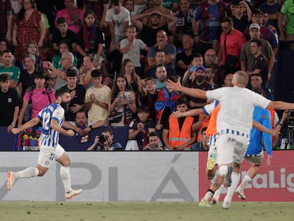 Asier Villalibre celebra su gol ante el Levante este sábado en el estadio Ciutat de Valencia.