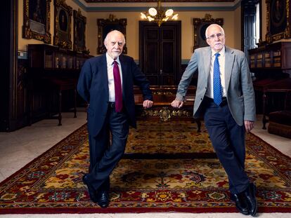 Los escritores José María Merino (izquierda) y Luis Mateo Díez, en el salón de Directores de la Real Academia Española, el 21 de marzo.