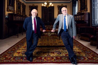 Los escritores José María Merino (izquierda) y Luis Mateo Díez, en el salón de Directores de la Real Academia Española, el 21 de marzo.