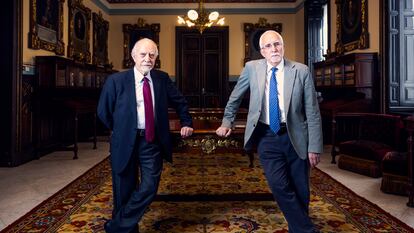 Los escritores José María Merino (izquierda) y Luis Mateo Díez, en el salón de Directores de la Real Academia Española, el 21 de marzo.