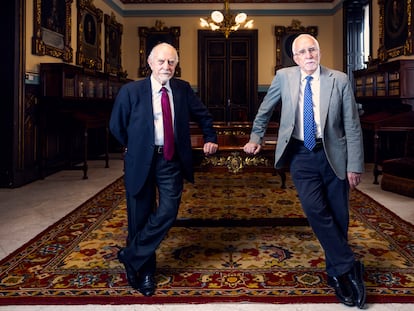 Los escritores José María Merino (izquierda) y Luis Mateo Díez, en el salón de Directores de la Real Academia Española, el 21 de marzo.