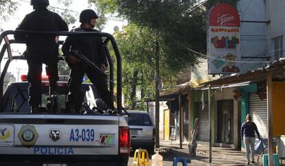 Dos polic&iacute;as patrullan el viernes por Tepito (M&eacute;xico DF).