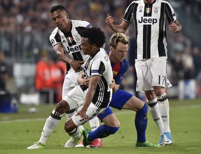 Ivan Rakitic, del Barcelona, comete falta al jugador de la Juventus, Juan Cuadrado.