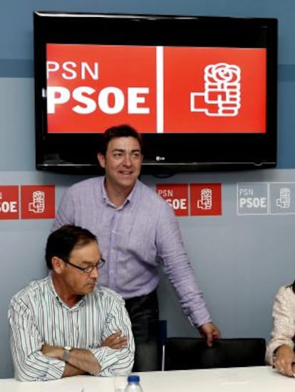 Roberto Jiménez (de pie), líder del PSN, y Román Felones, presidente del partido, en la reunión de la ejecutiva.