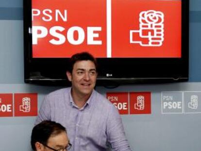 Roberto Jiménez (de pie), líder del PSN, y Román Felones, presidente del partido, en la reunión de la ejecutiva.