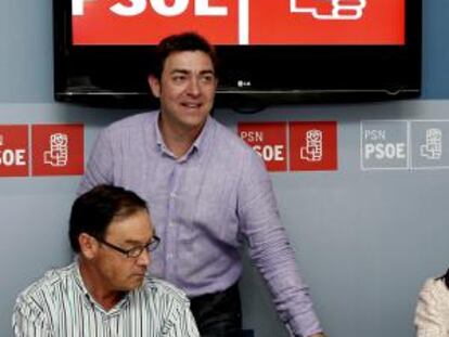 Roberto Jiménez (de pie), líder del PSN, y Román Felones, presidente del partido, en la reunión de la ejecutiva.