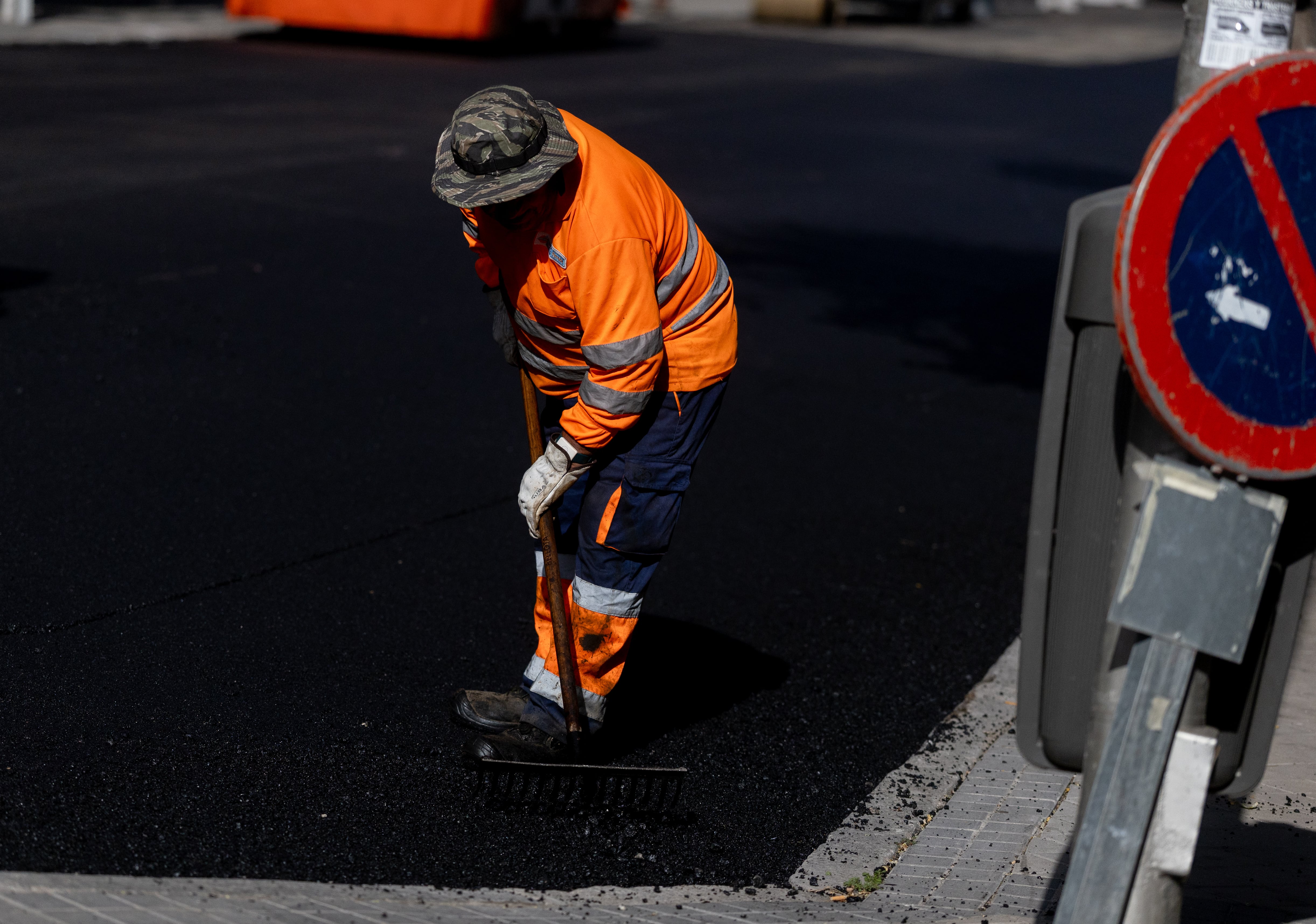 Operarios de pavimentación en Madrid.