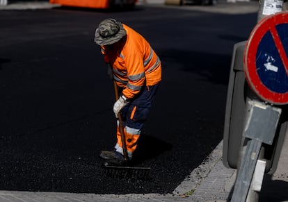 Operarios de pavimentación en Madrid.