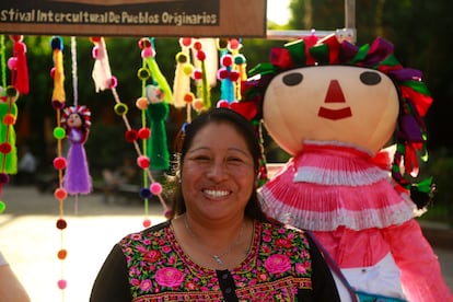 Juana Facunda Rodríguez promueve el aprendizaje de las lenguas indígenas en el aula para preservar los 68 idiomas originarios que le quedan a México, en el marco de este Día Internacional de la Lengua Materna.