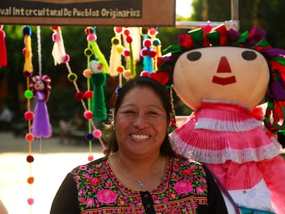 Juana Facunda Rodríguez promueve el aprendizaje de las lenguas indígenas en el aula para preservar los 68 idiomas originarios que le quedan a México, en el marco de este Día Internacional de la Lengua Materna.
