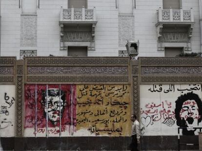 Pintadas contra Morsi en el palacio presidencial de El Cairo.