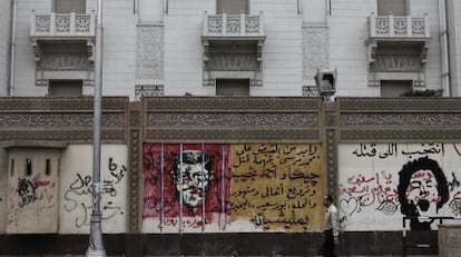 Pintadas contra Morsi en el palacio presidencial de El Cairo.