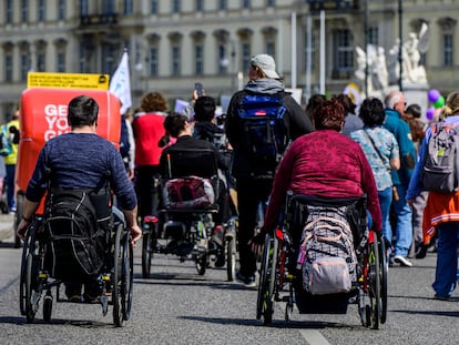 Manifestantes en silla de ruedas participan en una concentración con motivo del día europeo por la igualdad de las personas con discapacidad, en Berlín, el 5 de mayo de 2023.