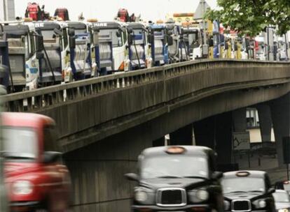 Los camiones de transportistas británicos ocupan un acceso a Londres como protesta por el alza del crudo.