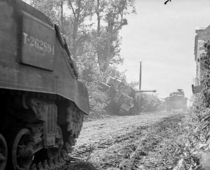 Tanques del Sherwood Rangers pasan junto a un Tiger destruido.