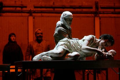 Las actrices Regina Fritsch (derecha) y Sabine Haupt durante el ensayo general de 'Incendies', de Wajdi Mouawad, dirigida por Stefan Bachmann en Viena en 2007.