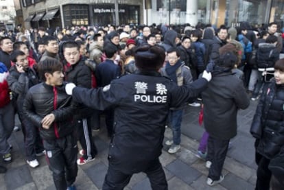 La policía intenta evitar un motín en una tienda de Apple en Beijing.